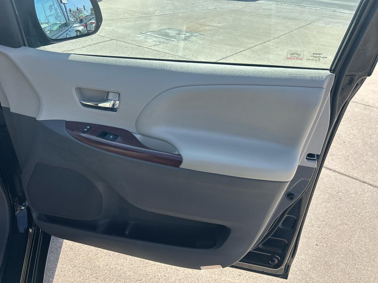 Toyota Sienna 5dr 7-Pass Van V6 XLE AAS FWD (Natl) 2014