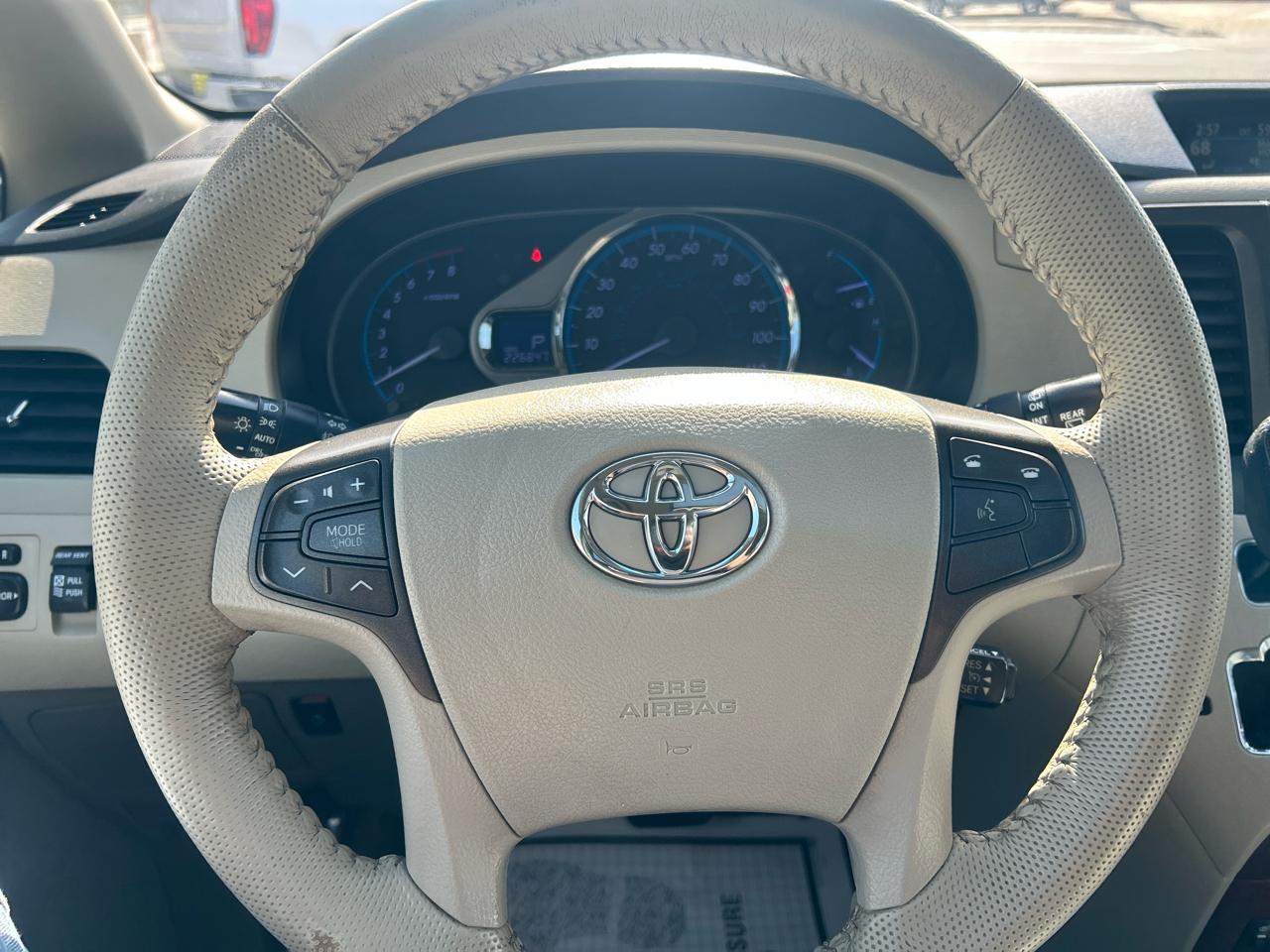 Toyota Sienna 5dr 7-Pass Van V6 XLE AAS FWD (Natl) 2014