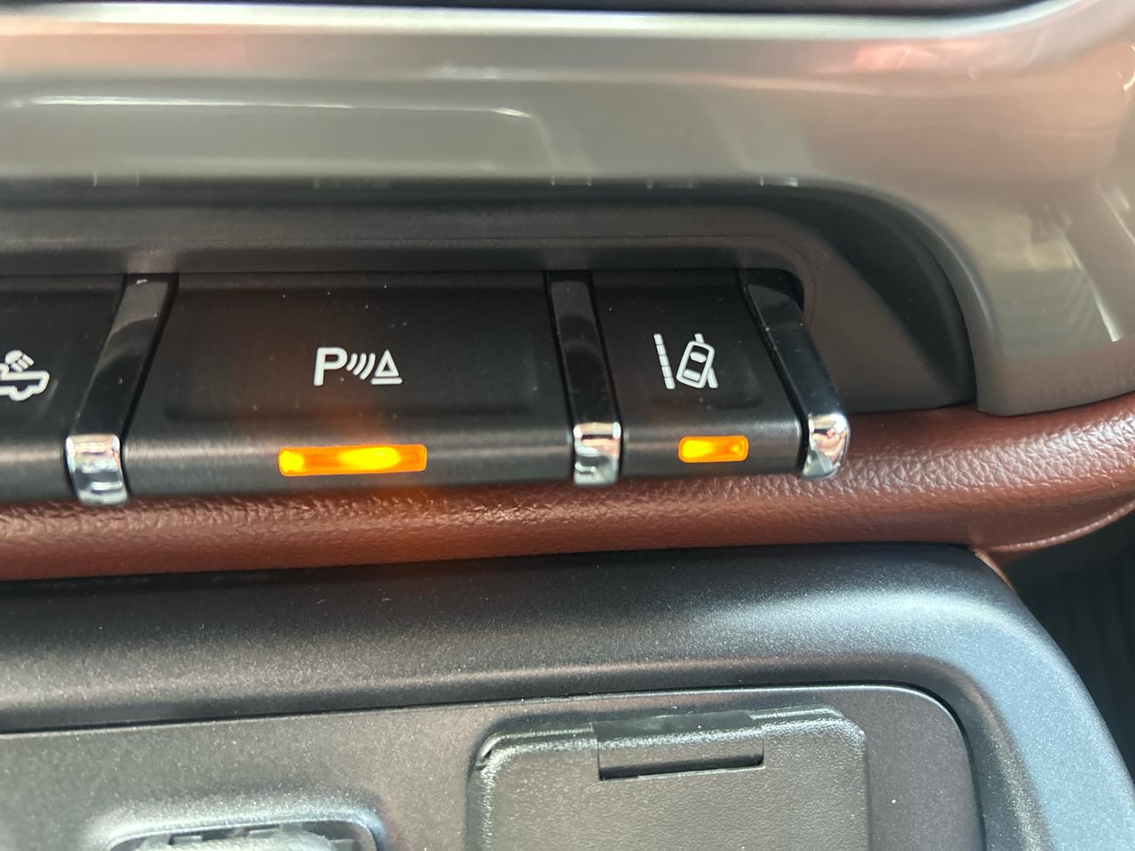 Chevrolet Silverado 1500 4WD Crew Cab 143.5" High Country 2015