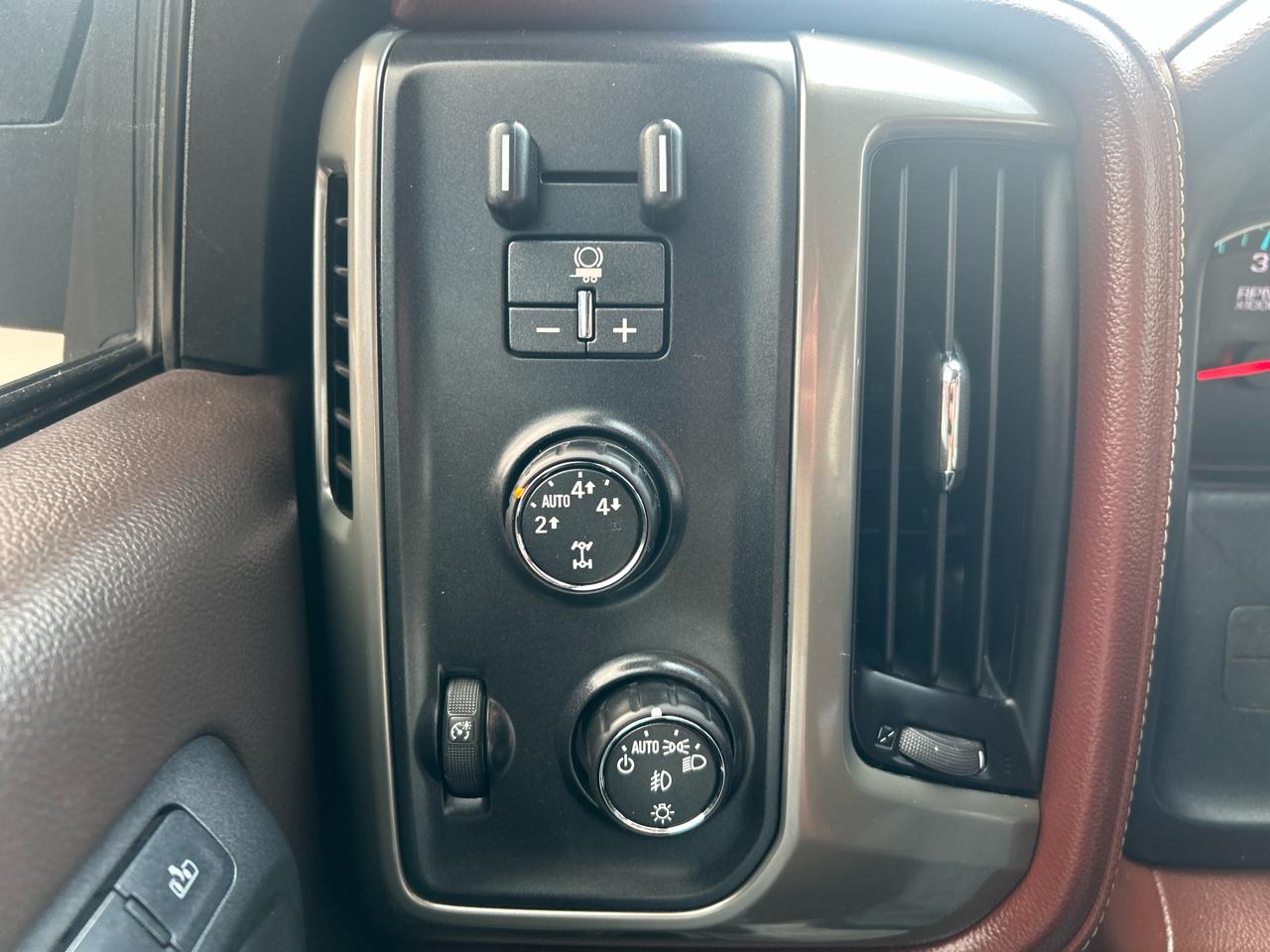 Chevrolet Silverado 1500 4WD Crew Cab 143.5" High Country 2015