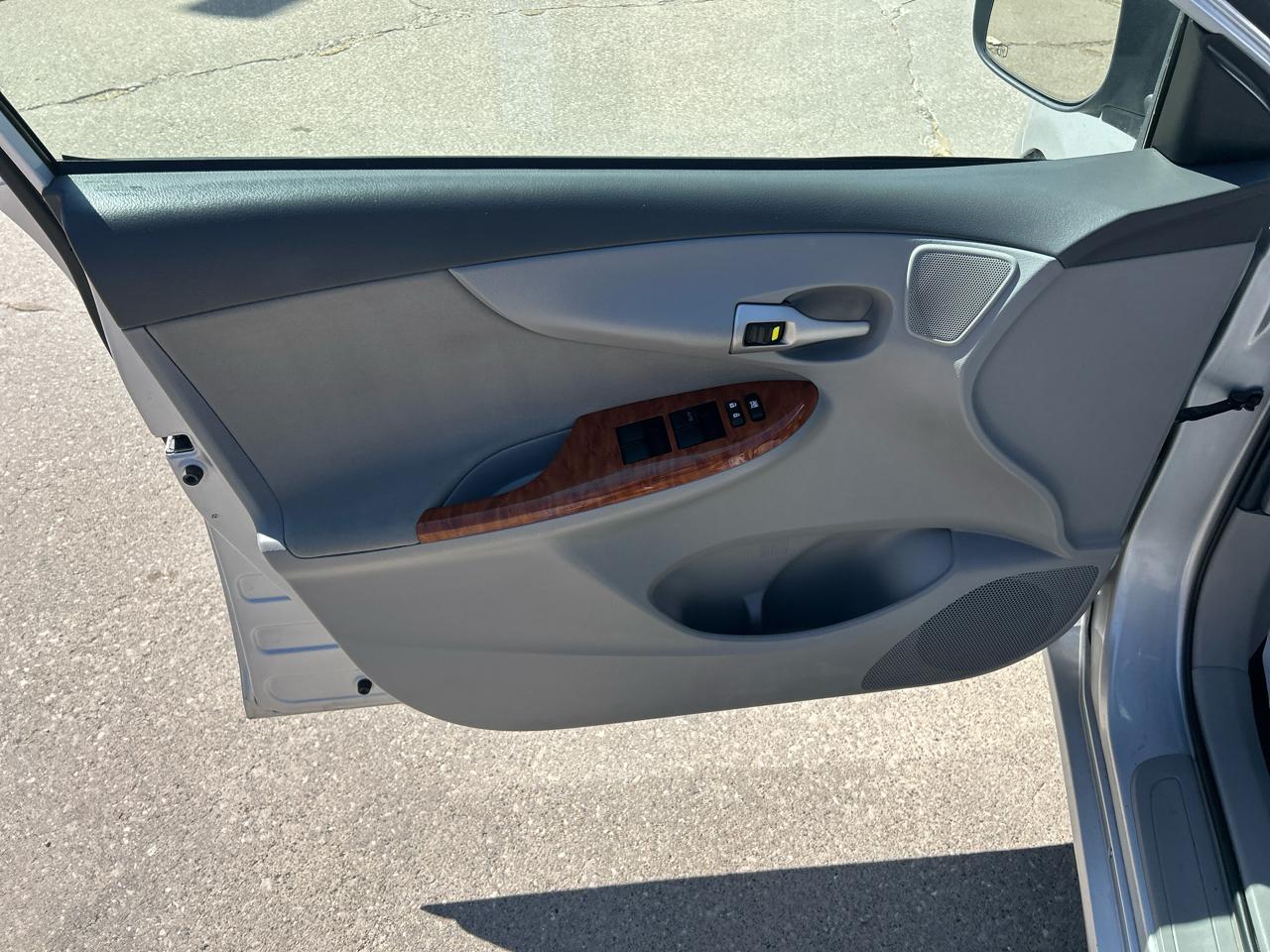 Toyota Corolla 4dr Sdn Man (Natl) 2009