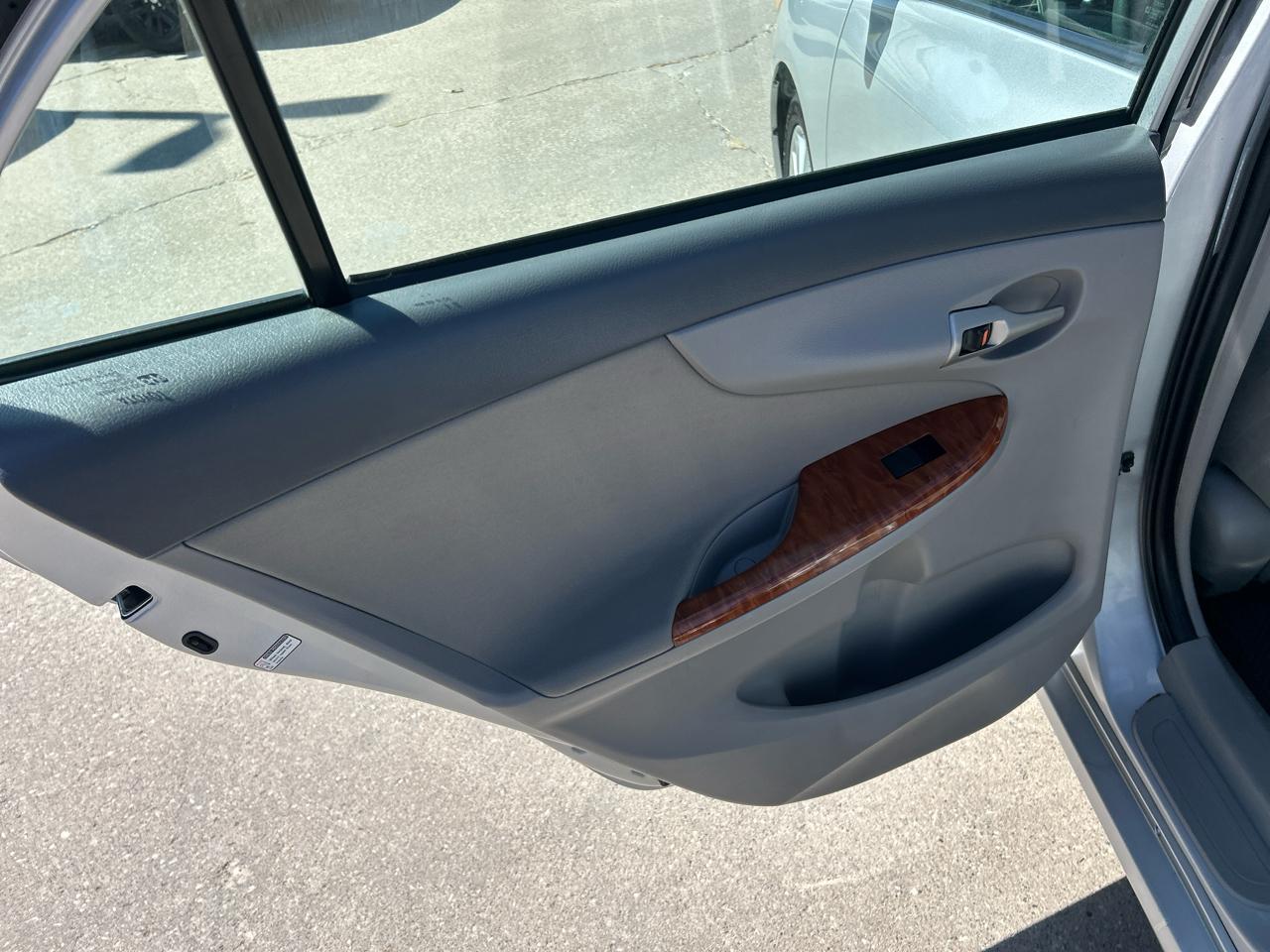 Toyota Corolla 4dr Sdn Man (Natl) 2009