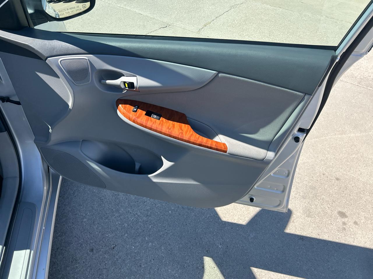 Toyota Corolla 4dr Sdn Man (Natl) 2009