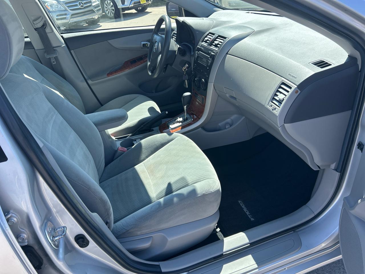 Toyota Corolla 4dr Sdn Man (Natl) 2009