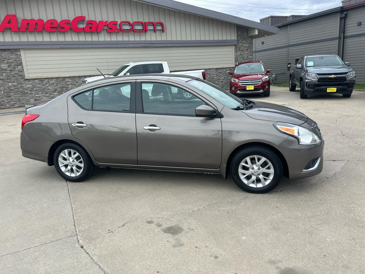 Nissan Versa Sedan SV CVT 2017