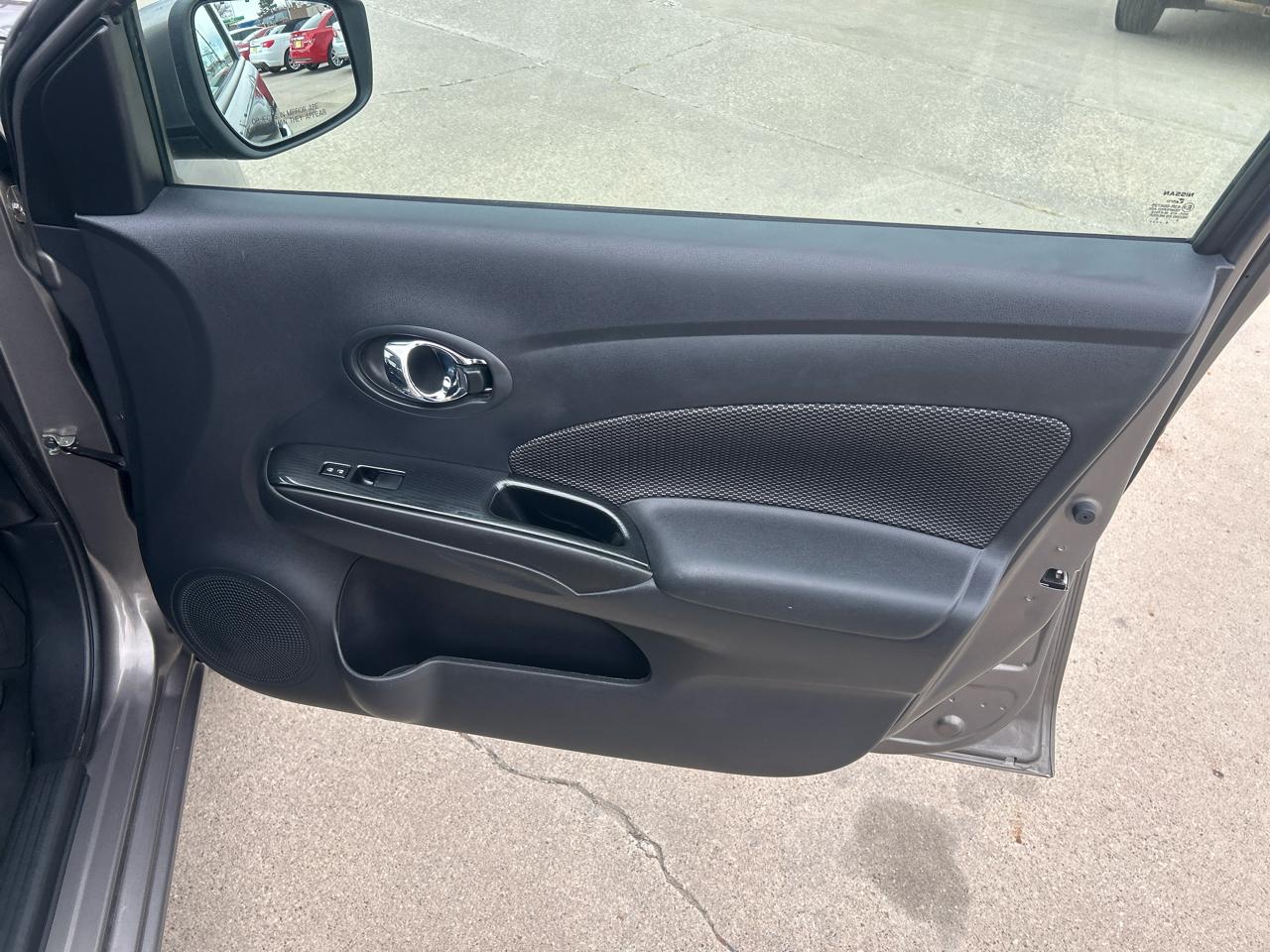 Nissan Versa Sedan SV CVT 2017