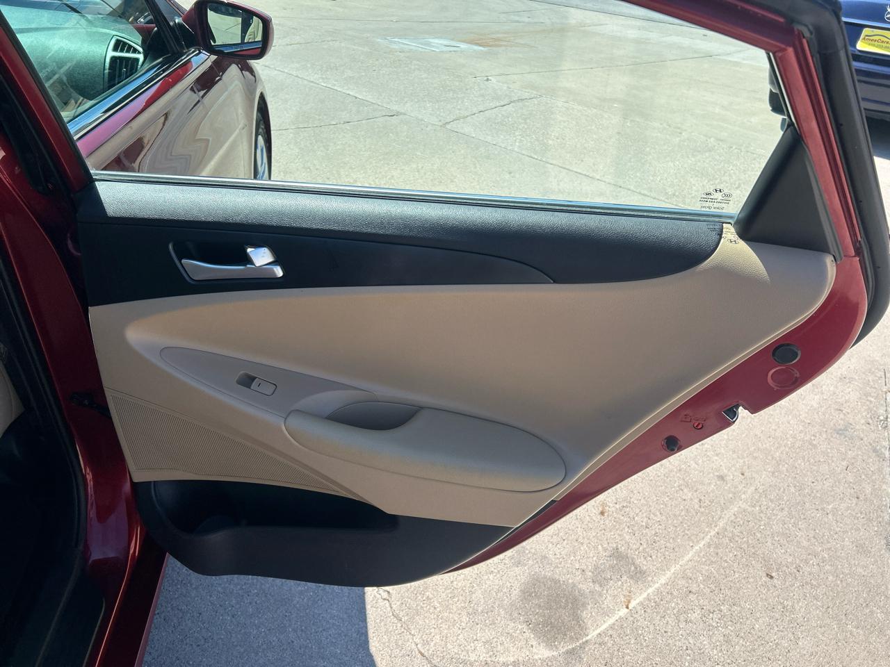 Hyundai Sonata 4dr Sdn 2.4L Man GLS 2012