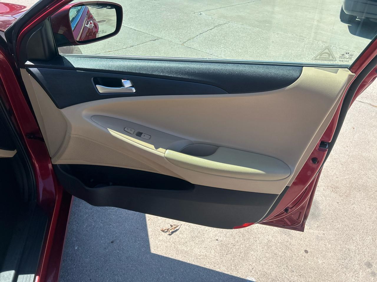 Hyundai Sonata 4dr Sdn 2.4L Man GLS 2012