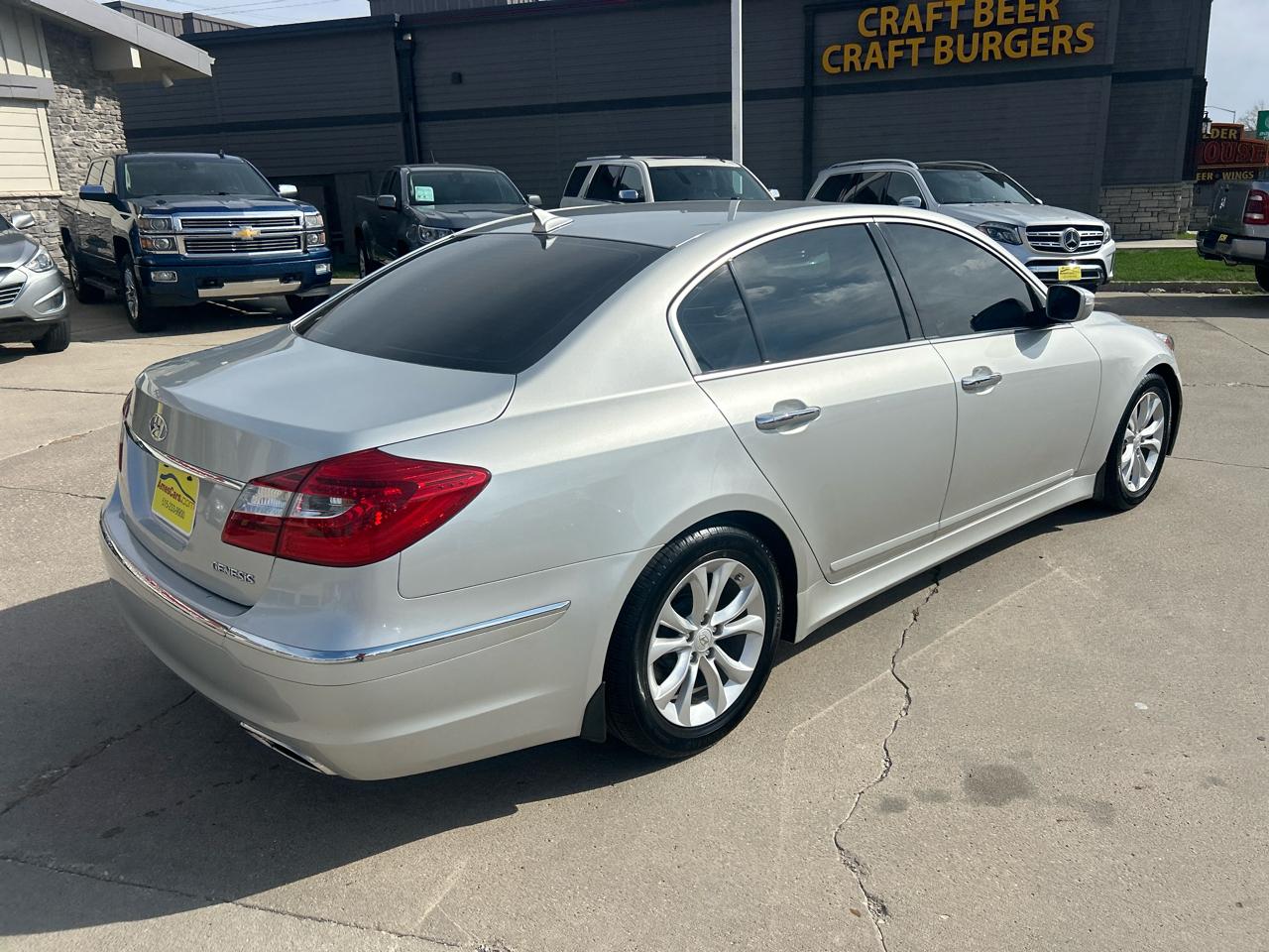 Hyundai Genesis 4dr Sdn V6 3.8L 2013