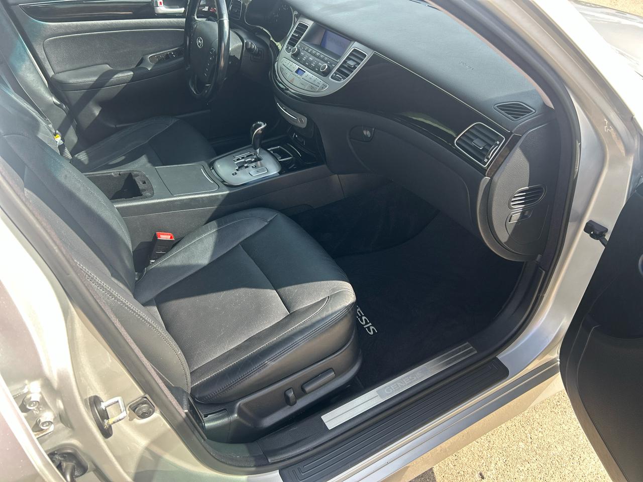 Hyundai Genesis 4dr Sdn V6 3.8L 2013