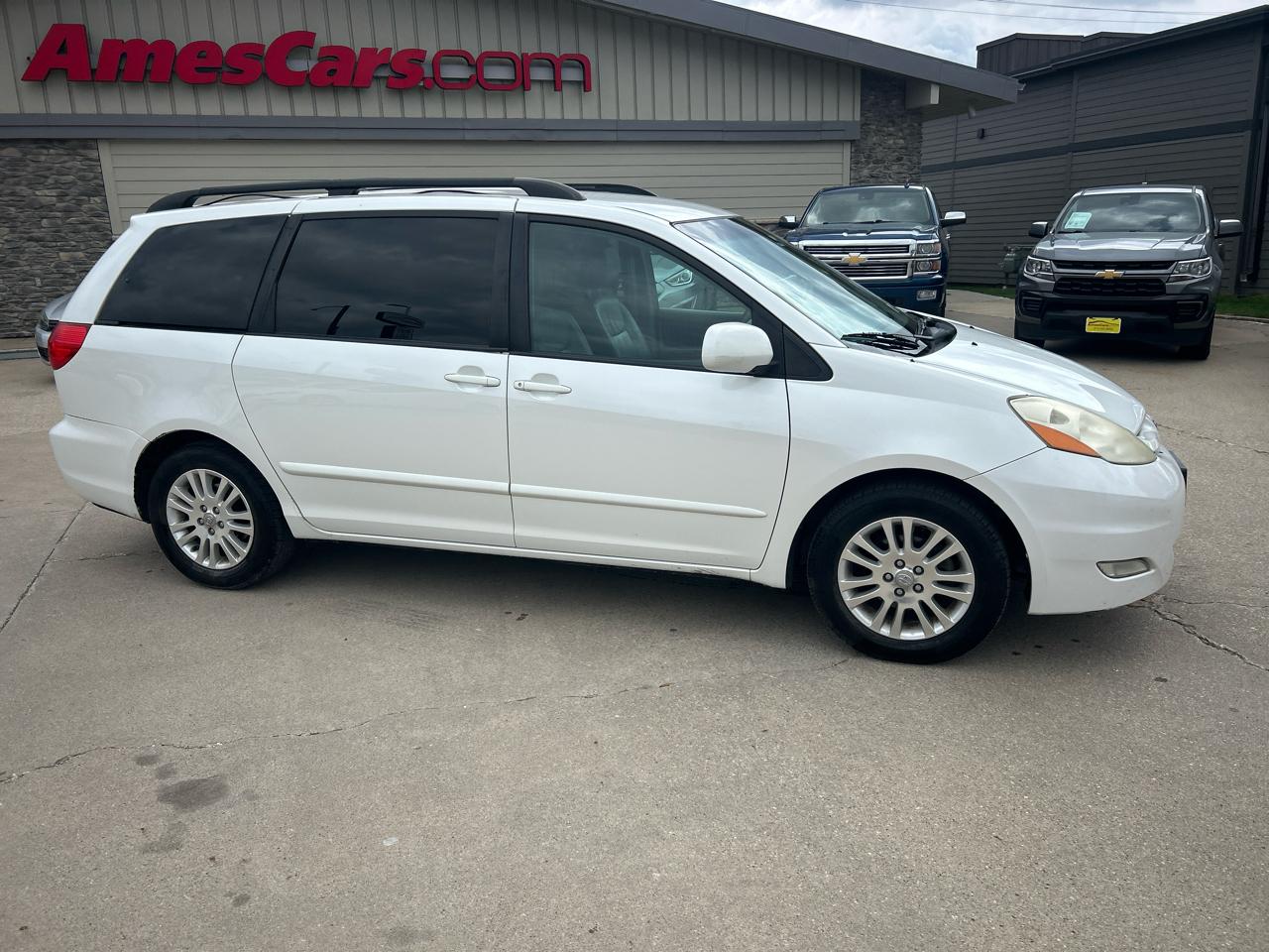 Toyota Sienna 5dr 7-Pass Van XLE FWD (Natl) 2010