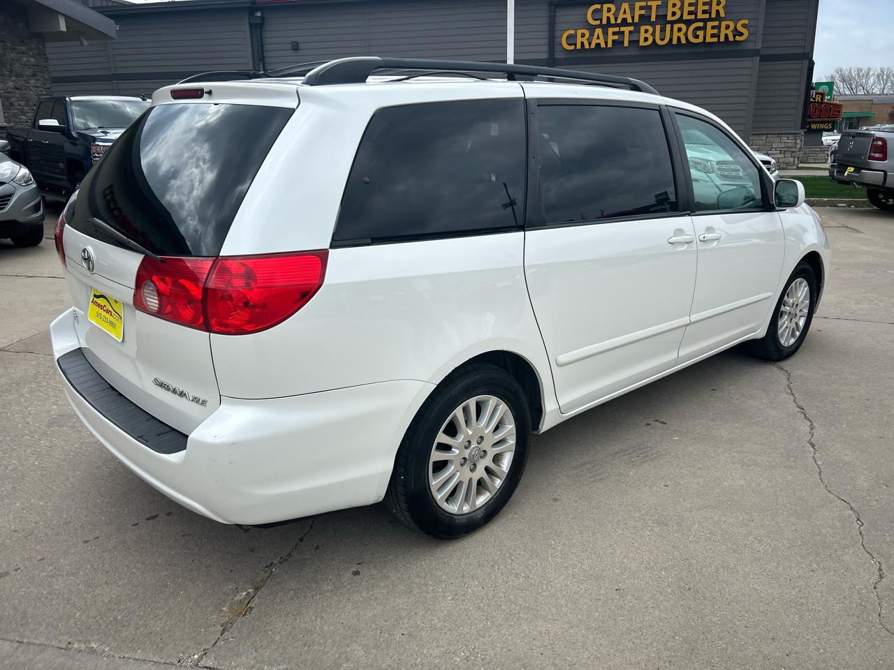 Toyota Sienna 5dr 7-Pass Van XLE FWD (Natl) 2010