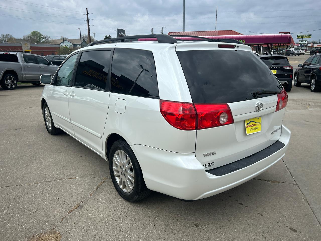 Toyota Sienna 5dr 7-Pass Van XLE FWD (Natl) 2010