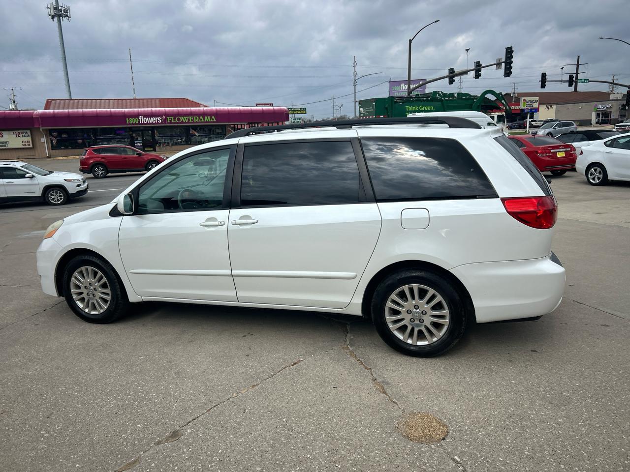 Toyota Sienna 5dr 7-Pass Van XLE FWD (Natl) 2010