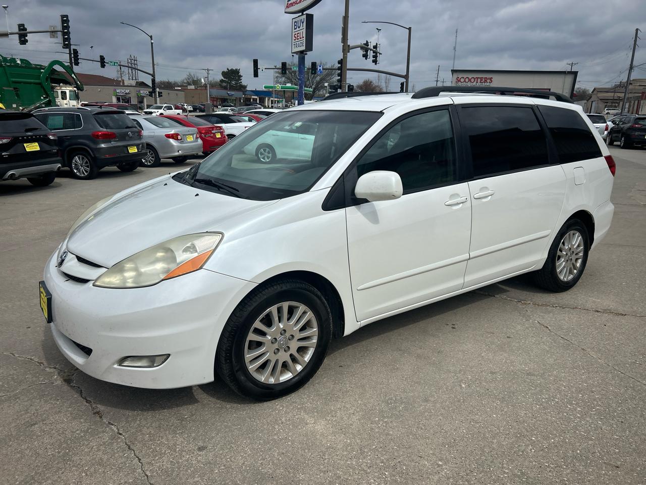 Toyota Sienna 5dr 7-Pass Van XLE FWD (Natl) 2010