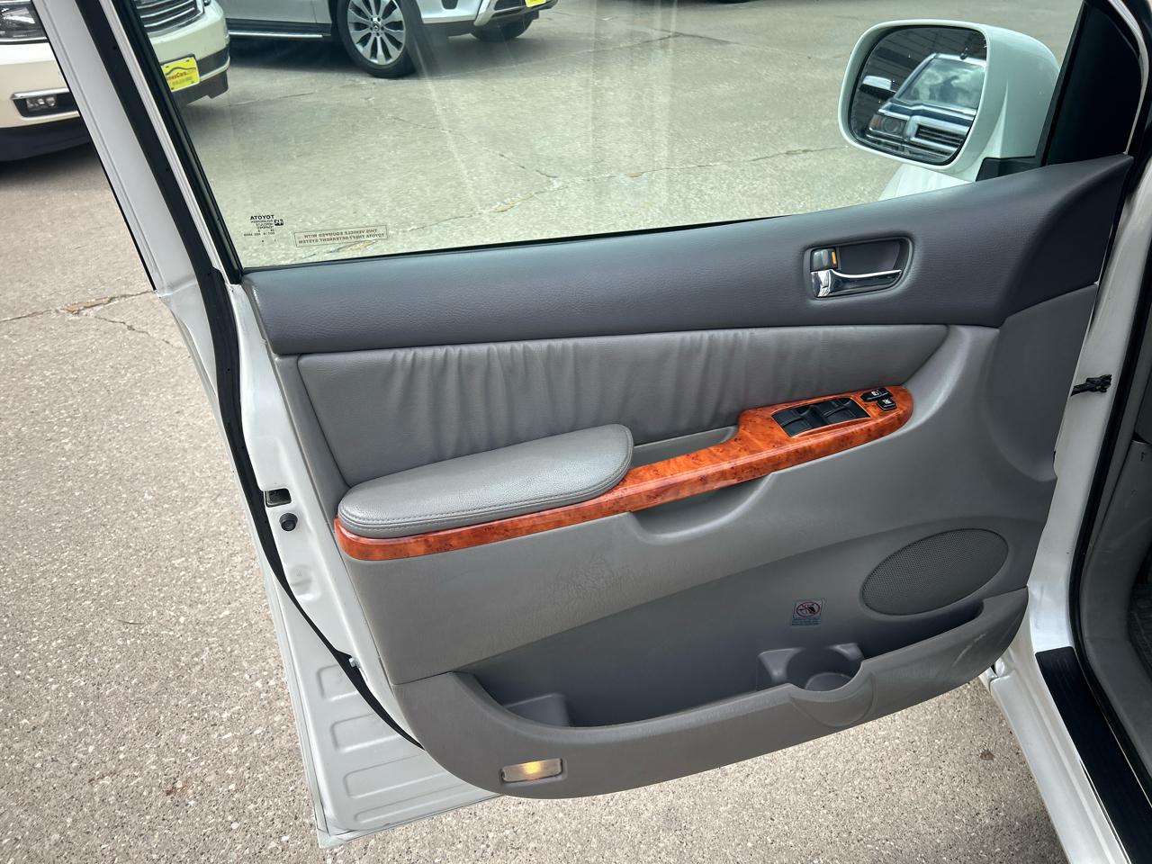 Toyota Sienna 5dr 7-Pass Van XLE FWD (Natl) 2010