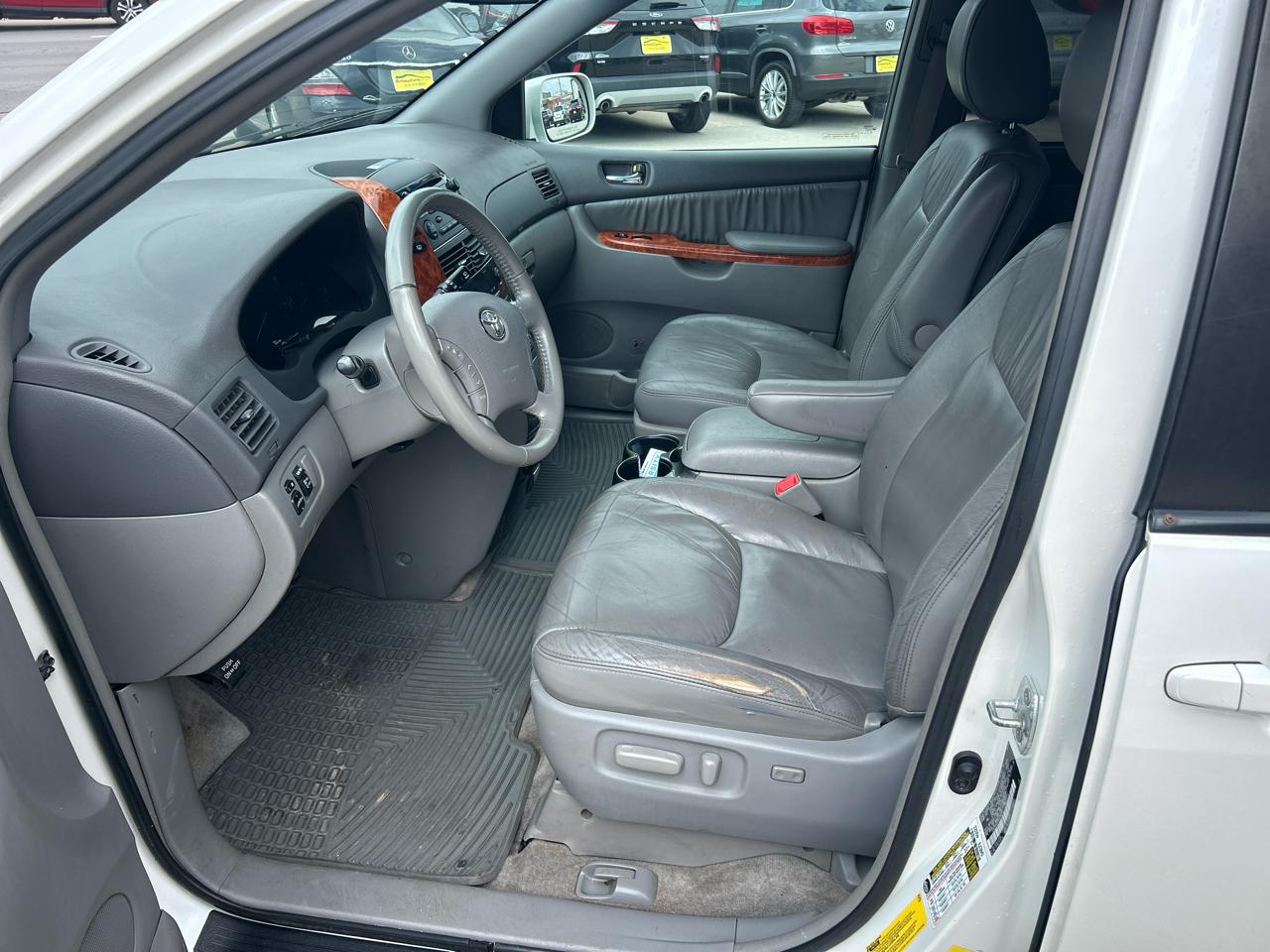 Toyota Sienna 5dr 7-Pass Van XLE FWD (Natl) 2010