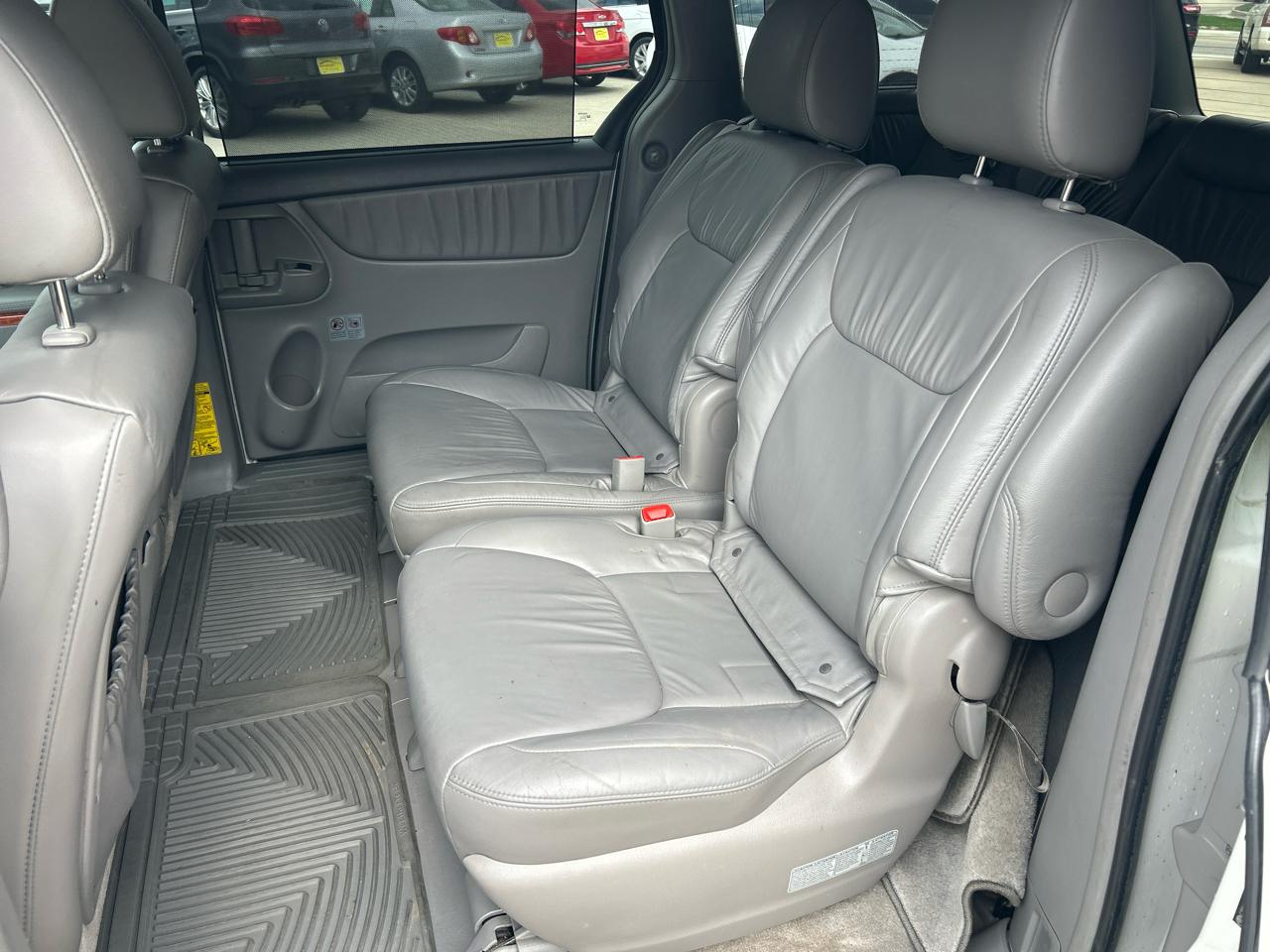 Toyota Sienna 5dr 7-Pass Van XLE FWD (Natl) 2010