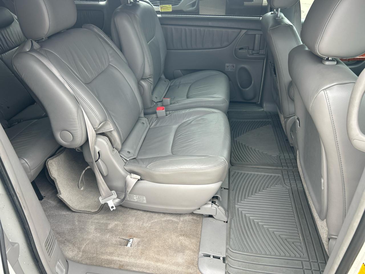 Toyota Sienna 5dr 7-Pass Van XLE FWD (Natl) 2010