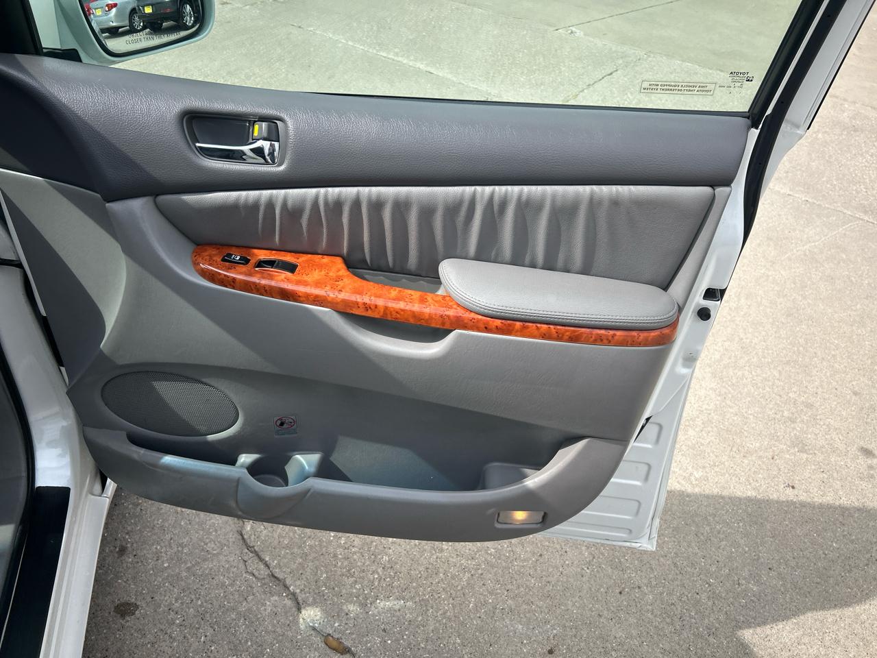 Toyota Sienna 5dr 7-Pass Van XLE FWD (Natl) 2010