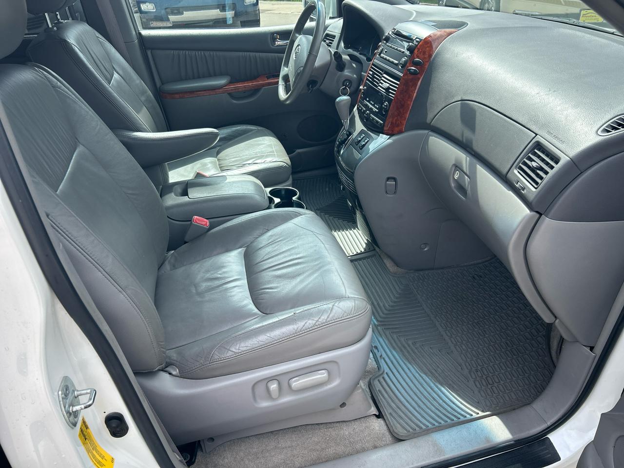 Toyota Sienna 5dr 7-Pass Van XLE FWD (Natl) 2010