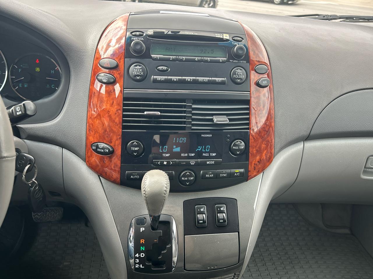 Toyota Sienna 5dr 7-Pass Van XLE FWD (Natl) 2010