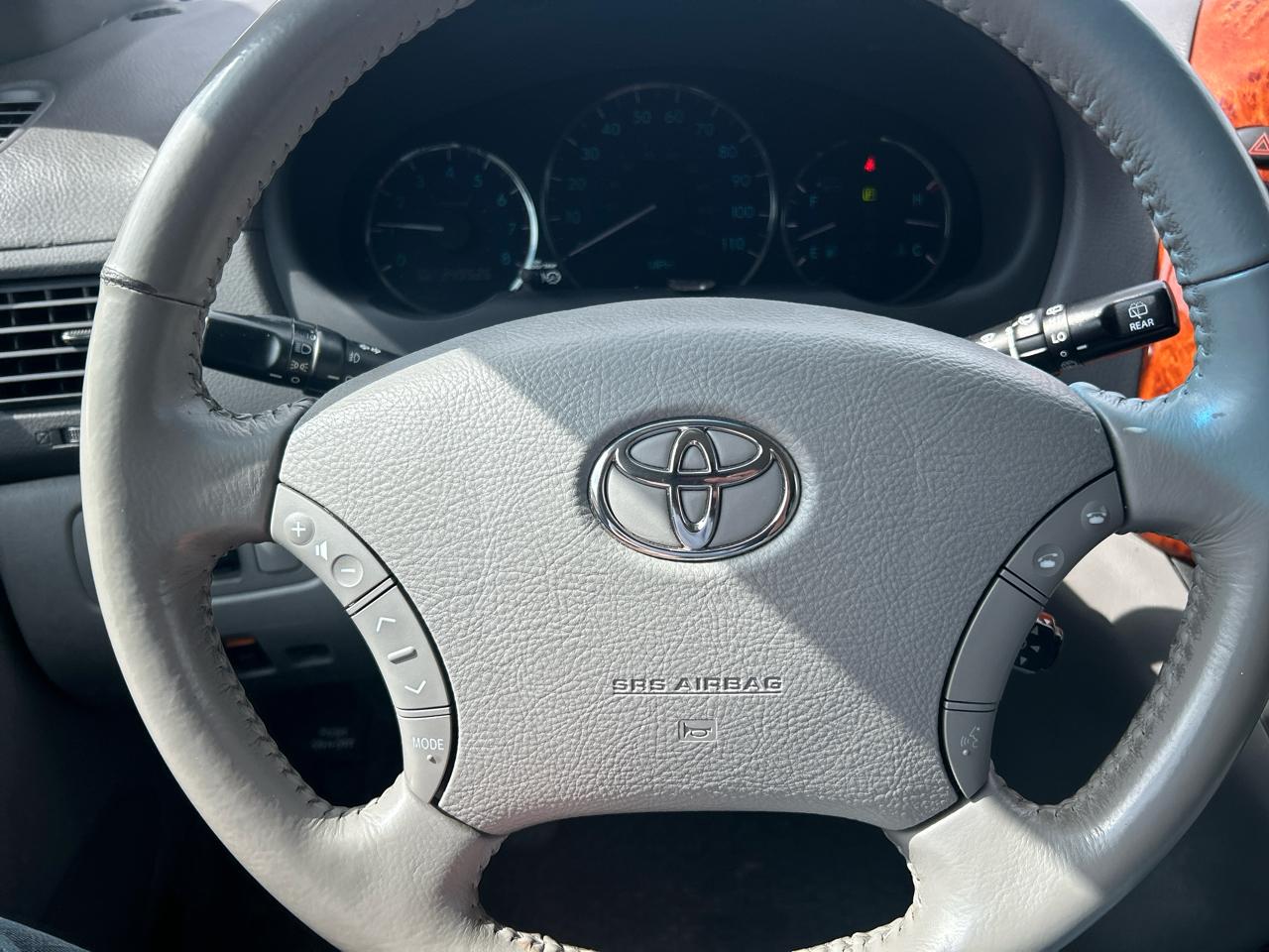 Toyota Sienna 5dr 7-Pass Van XLE FWD (Natl) 2010