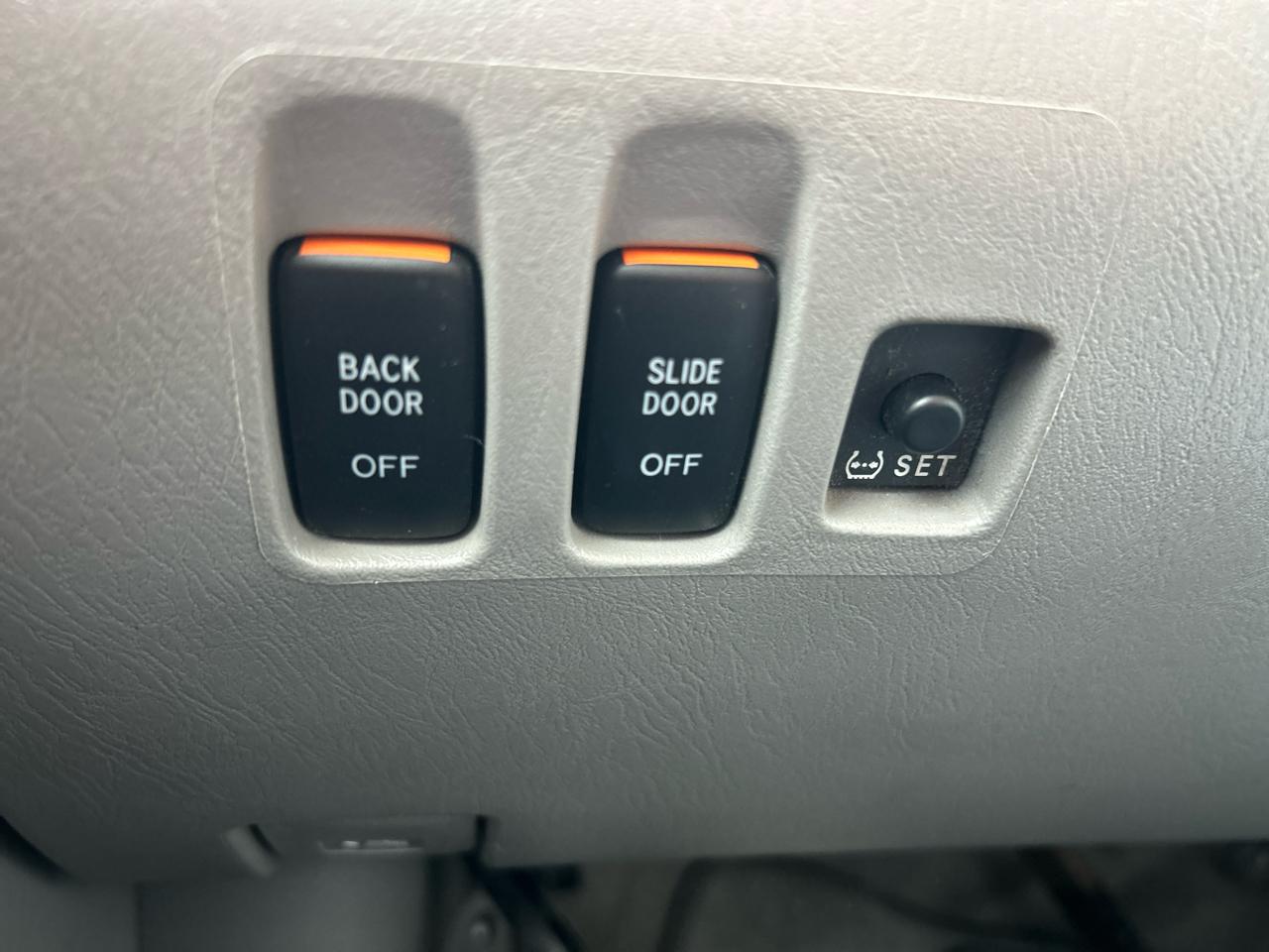 Toyota Sienna 5dr 7-Pass Van XLE FWD (Natl) 2010