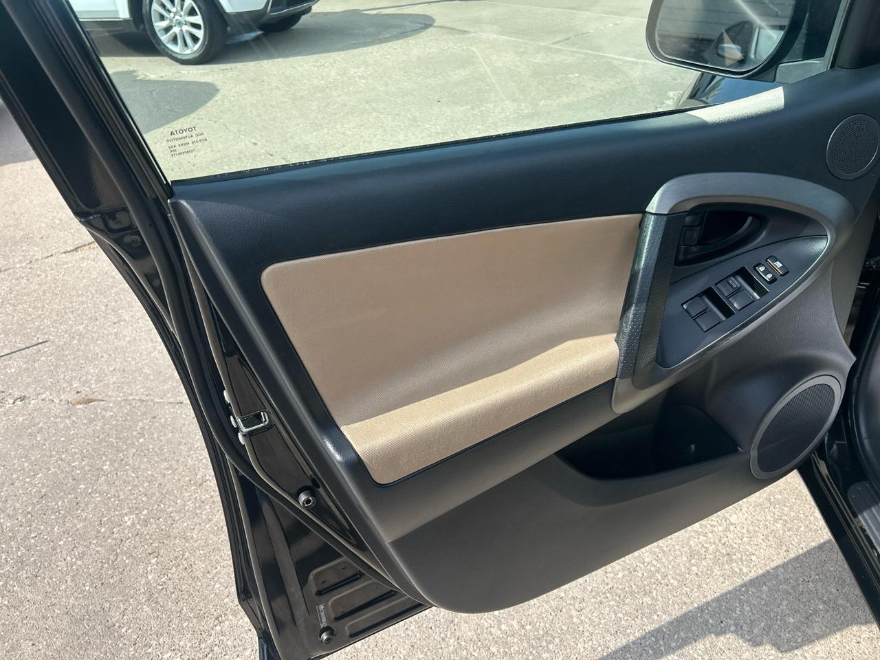 Toyota RAV4 4WD 4dr V6 5-Spd AT (Natl) 2011