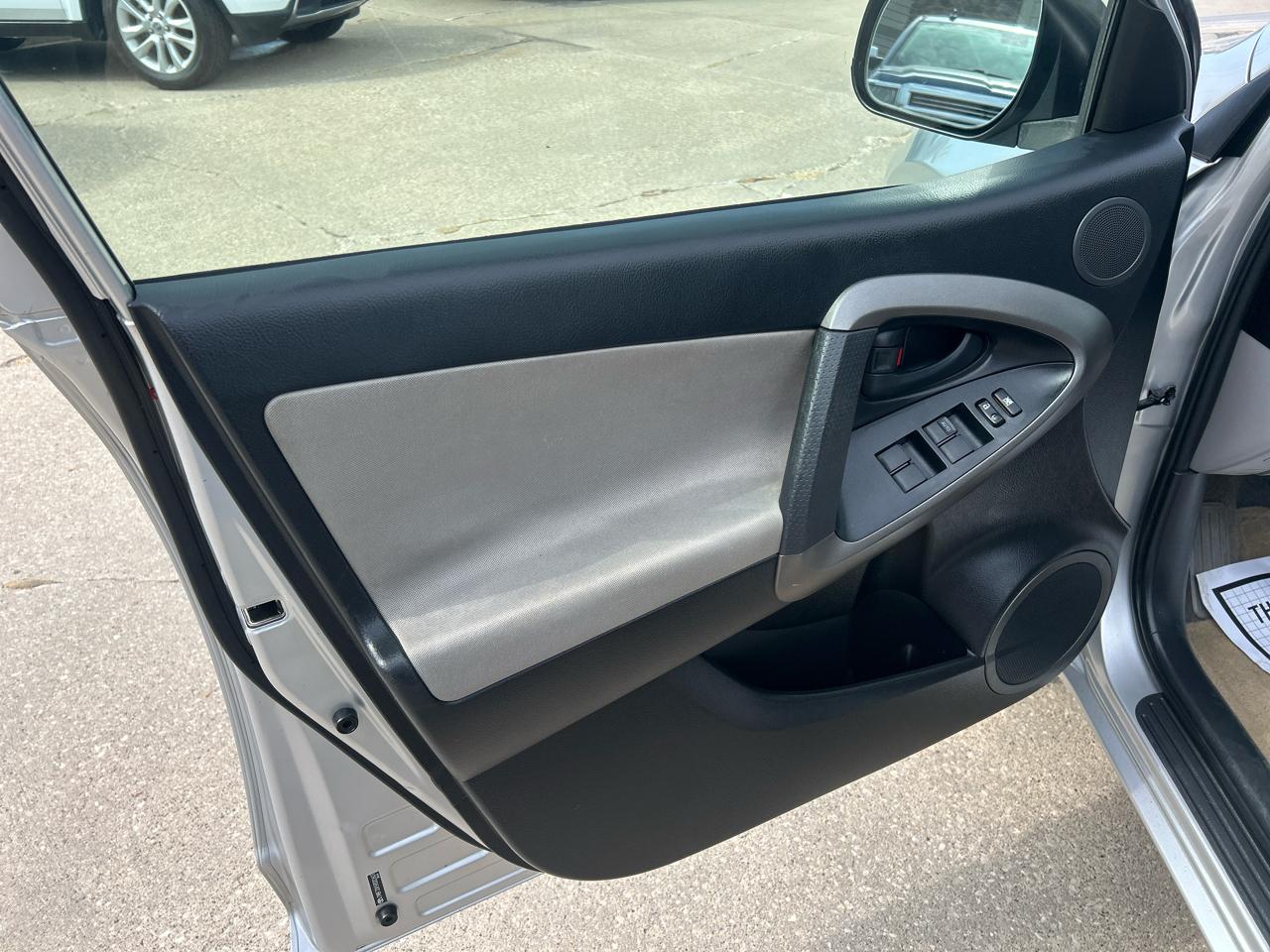 Toyota RAV4 4WD 4dr 4-cyl 4-Spd AT (Natl) 2009