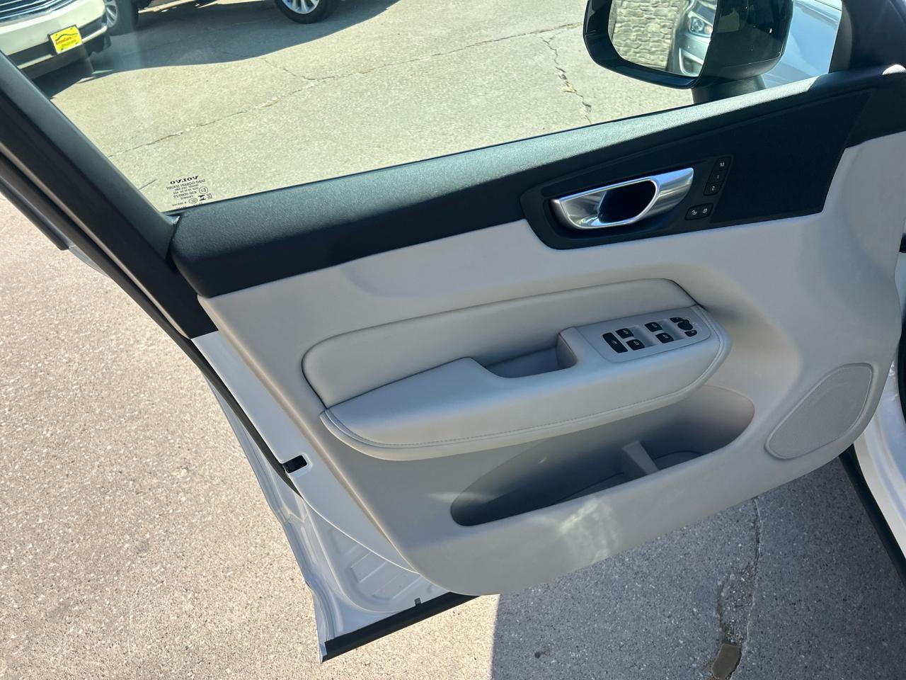 Volvo XC60 B5 AWD Core Dark Theme 2024