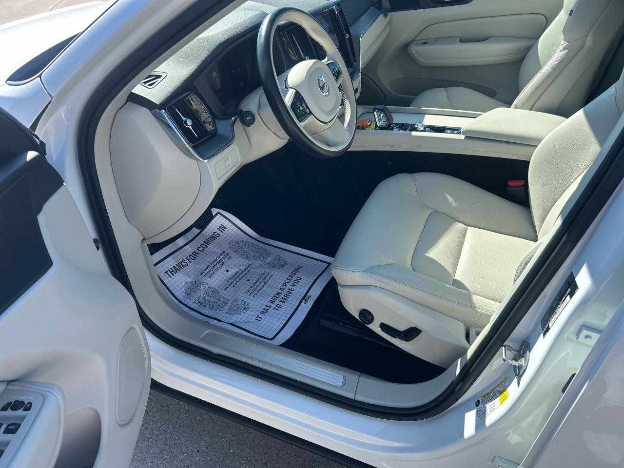 Volvo XC60 B5 AWD Core Dark Theme 2024