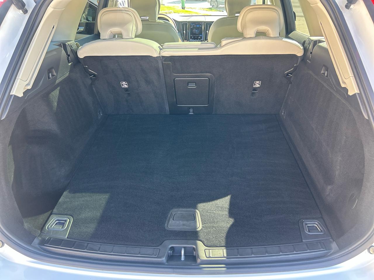 Volvo XC60 B5 AWD Core Dark Theme 2024