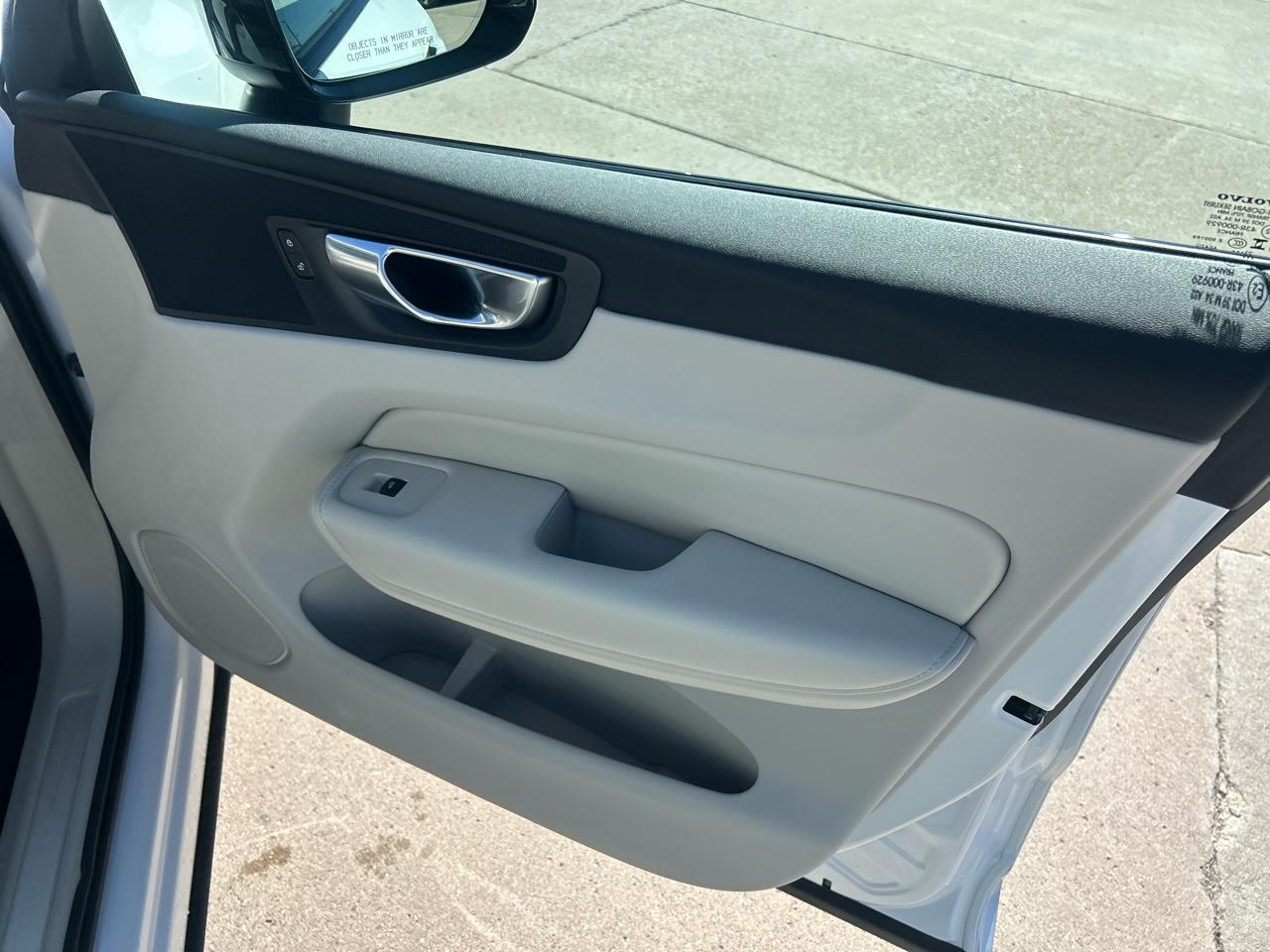 Volvo XC60 B5 AWD Core Dark Theme 2024