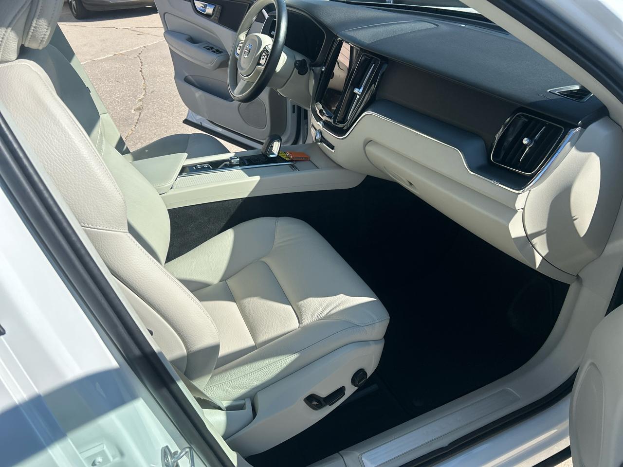 Volvo XC60 B5 AWD Core Dark Theme 2024