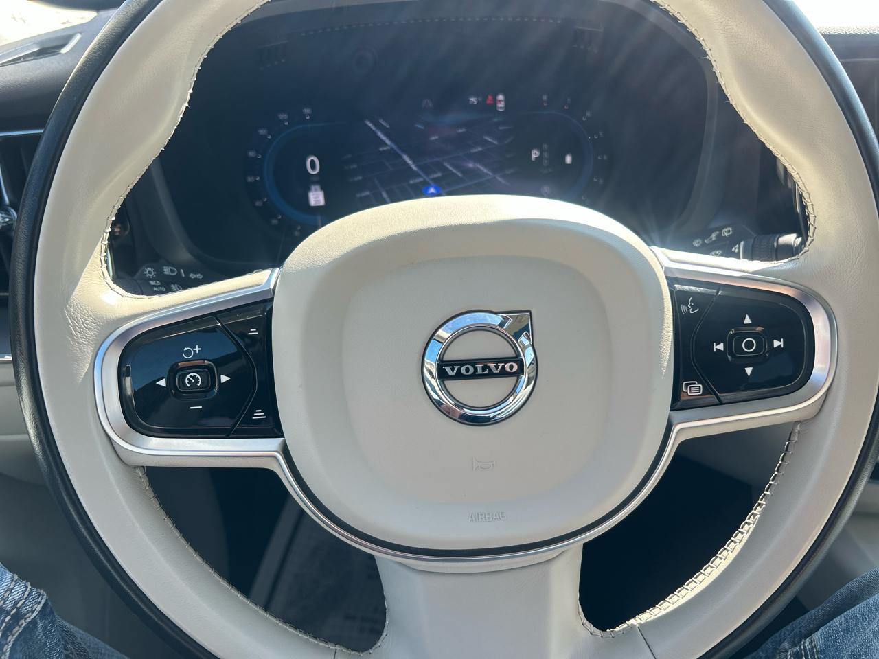 Volvo XC60 B5 AWD Core Dark Theme 2024