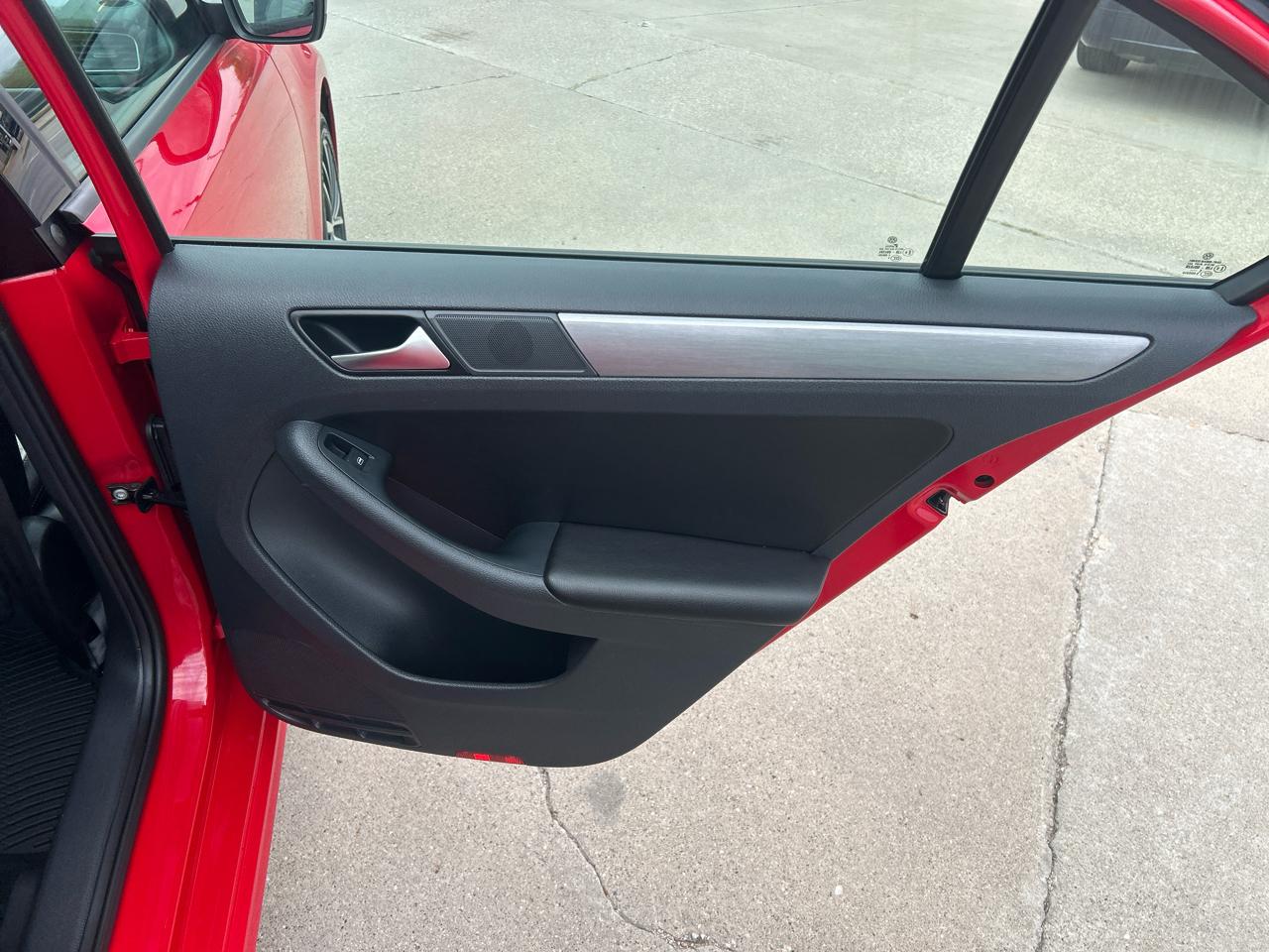 Volkswagen Jetta Sedan 4dr Auto 1.8T Sport PZEV 2016