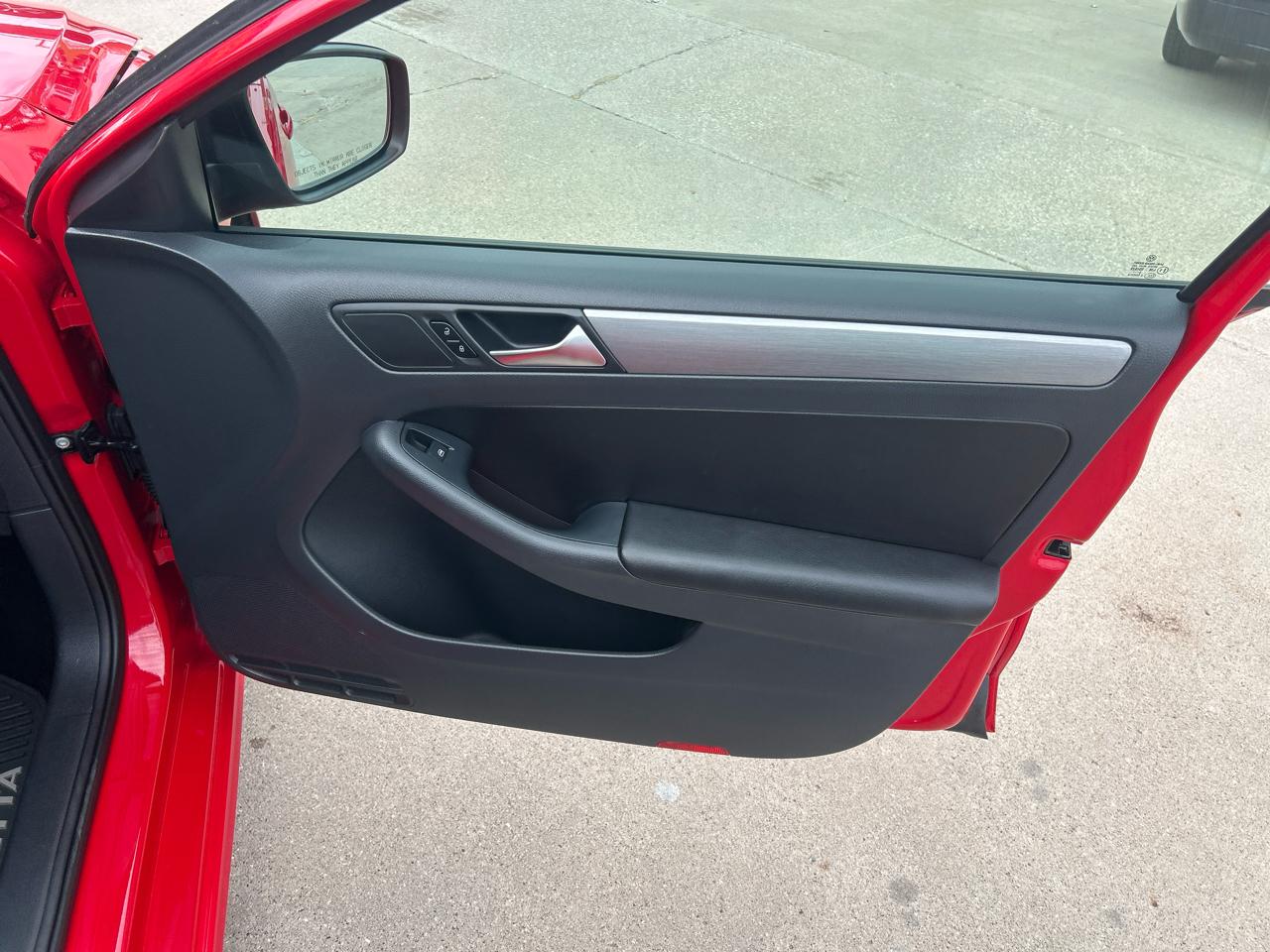 Volkswagen Jetta Sedan 4dr Auto 1.8T Sport PZEV 2016