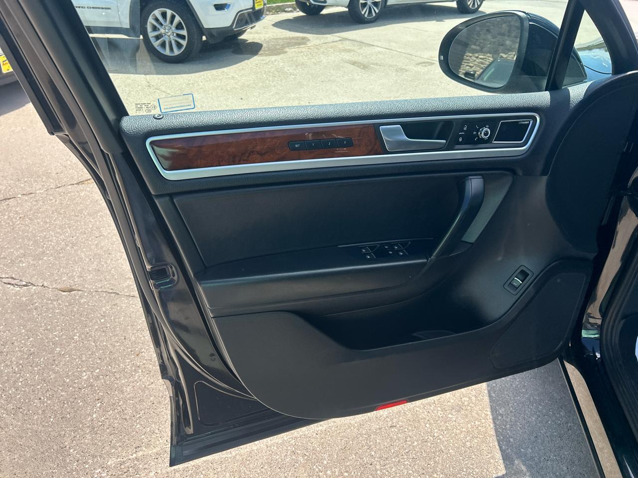 Volkswagen Touareg 4dr TDI Sport w/Nav 2012