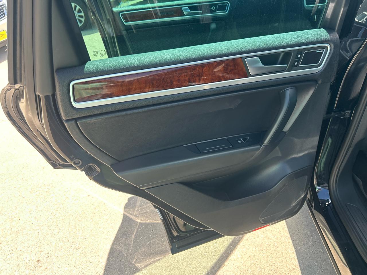 Volkswagen Touareg 4dr TDI Sport w/Nav 2012