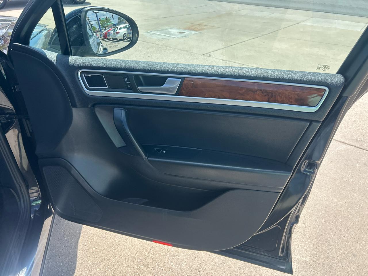 Volkswagen Touareg 4dr TDI Sport w/Nav 2012
