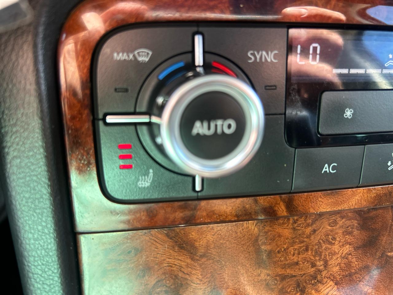 Volkswagen Touareg 4dr TDI Sport w/Nav 2012