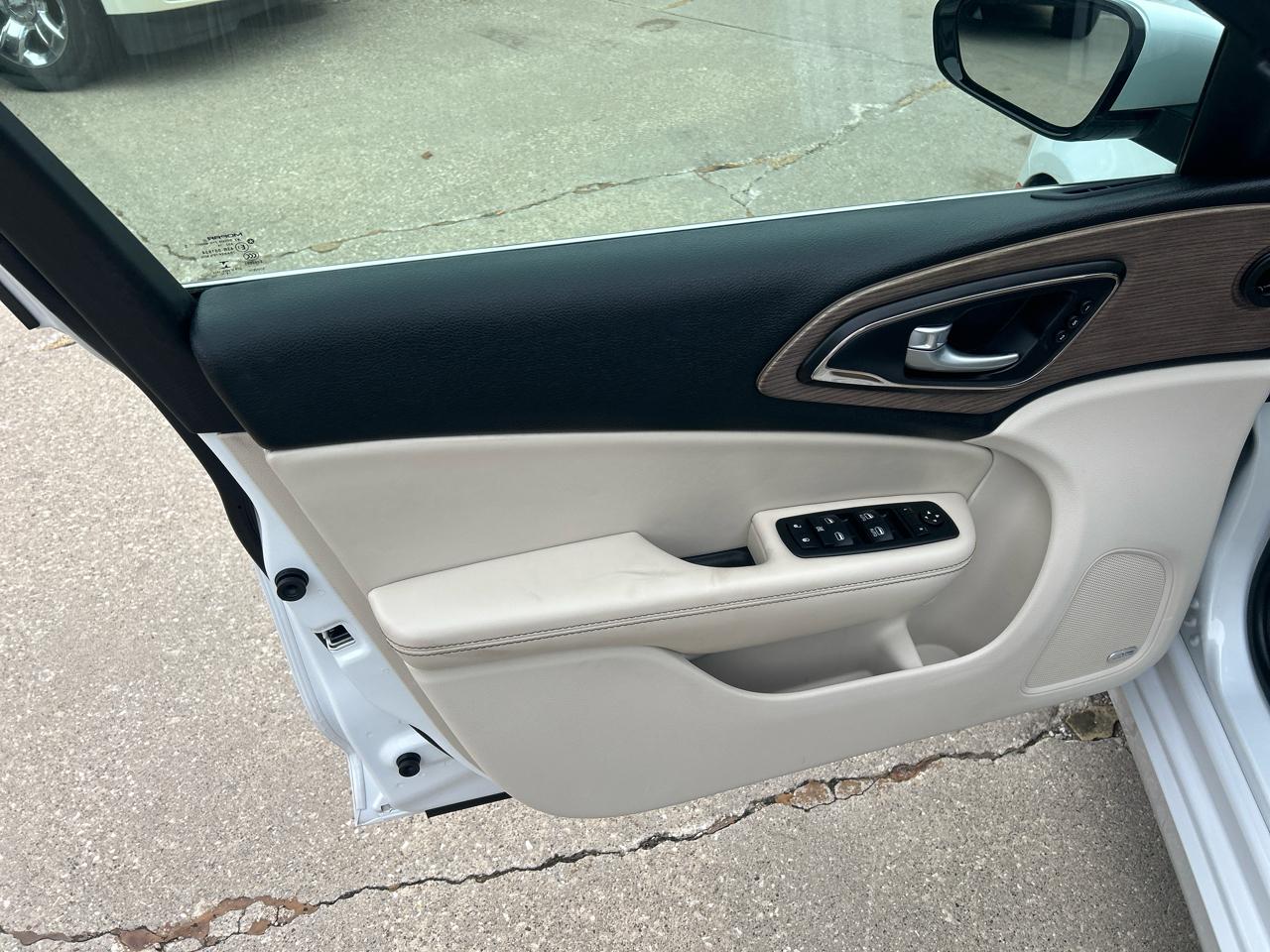Chrysler 200 4dr Sdn C AWD 2015