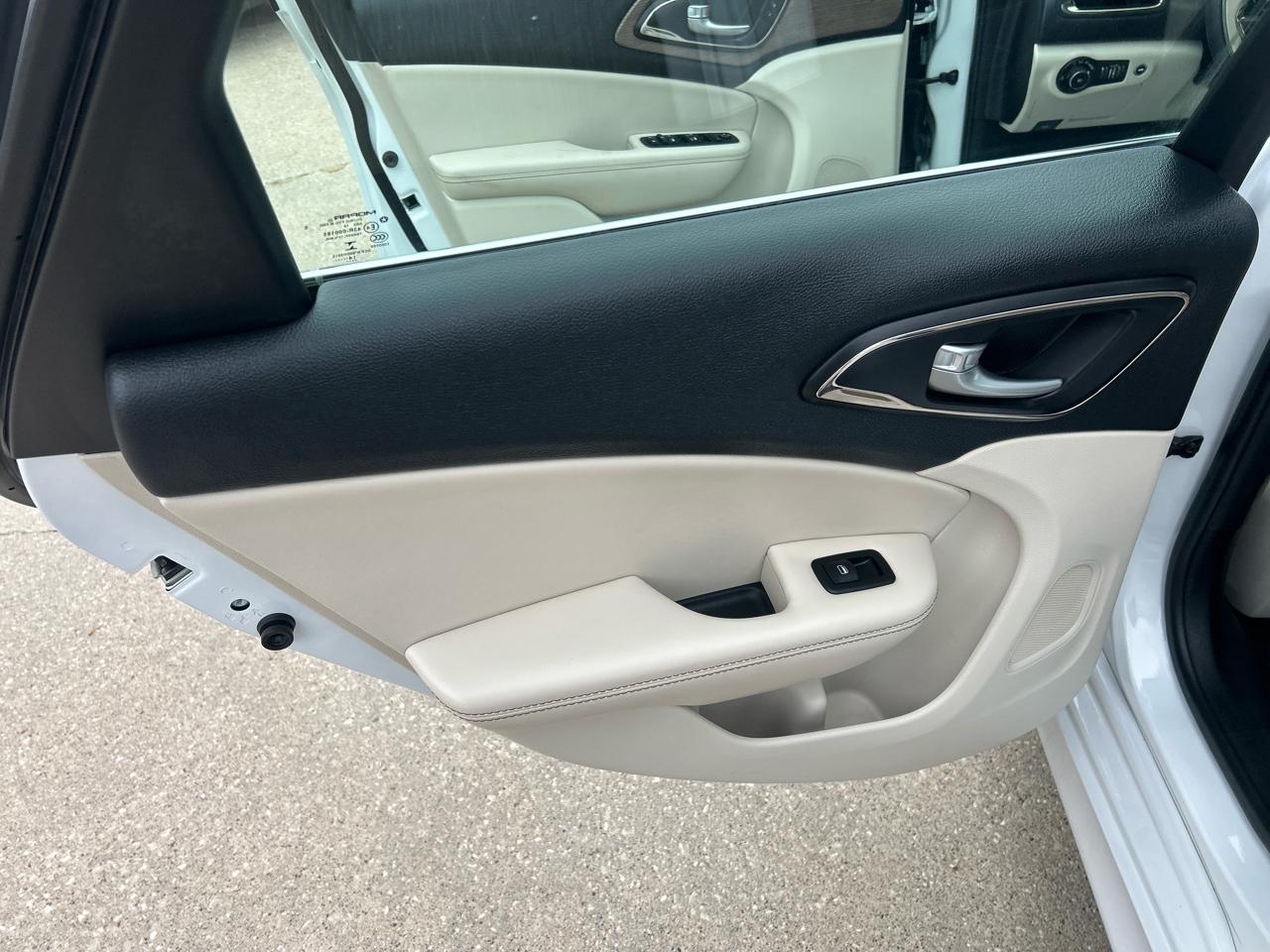 Chrysler 200 4dr Sdn C AWD 2015