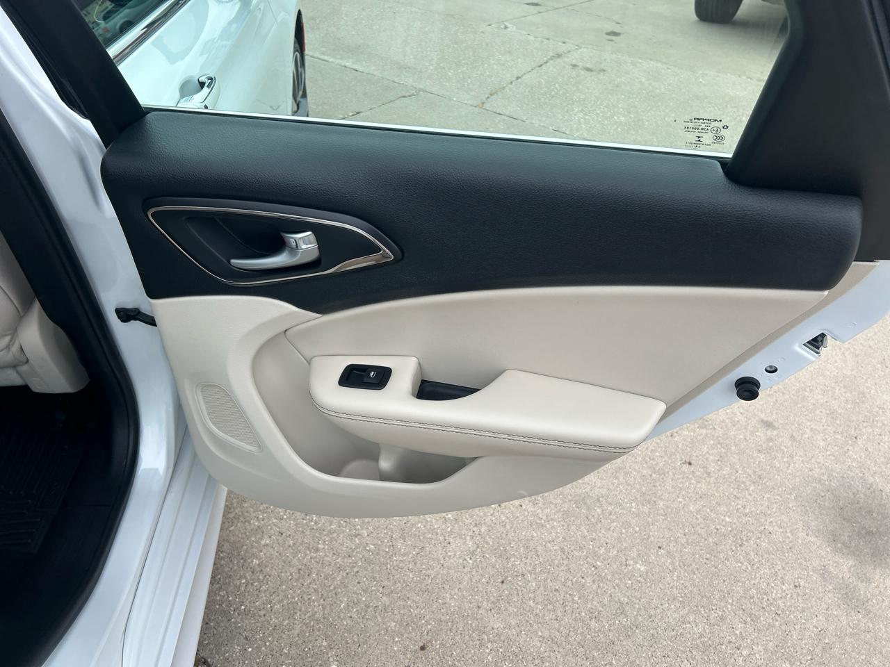 Chrysler 200 4dr Sdn C AWD 2015