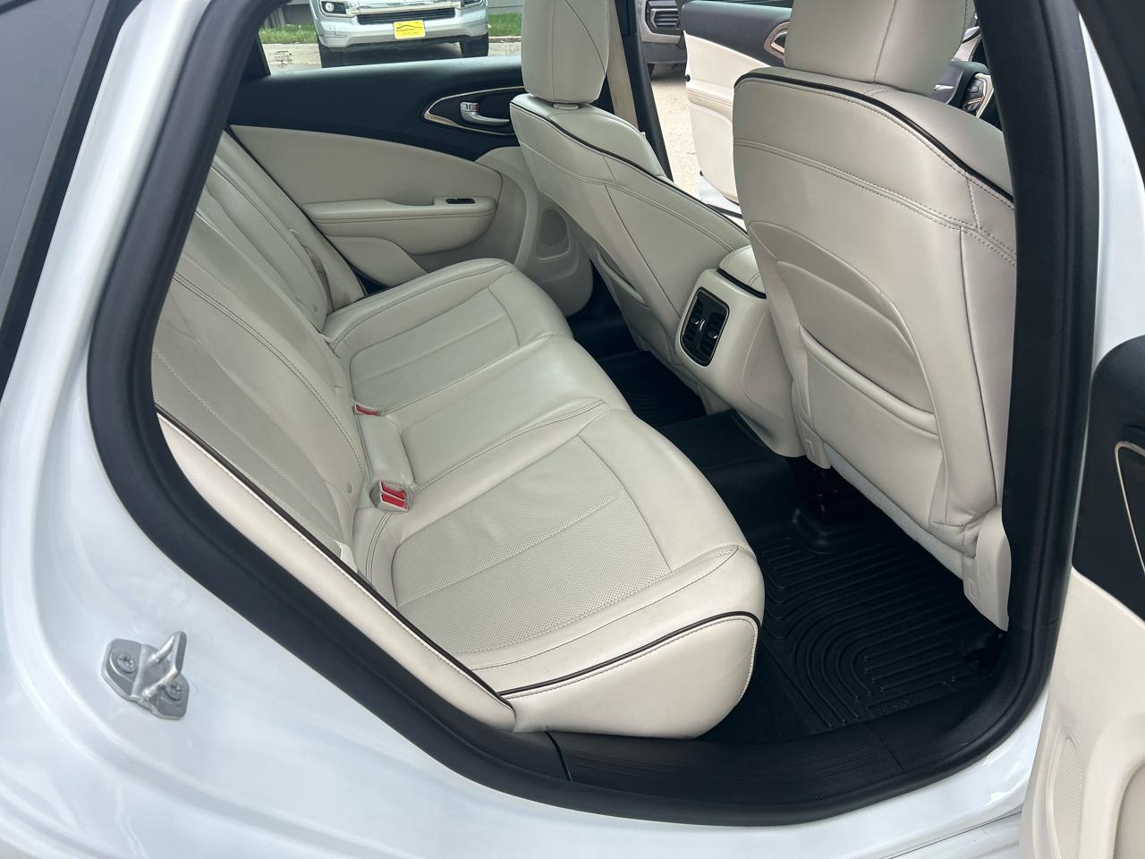 Chrysler 200 4dr Sdn C AWD 2015