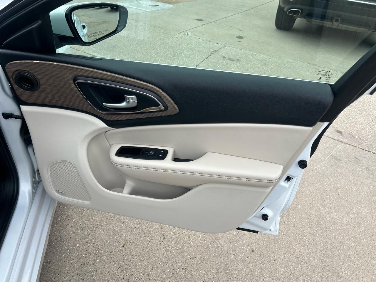 Chrysler 200 4dr Sdn C AWD 2015
