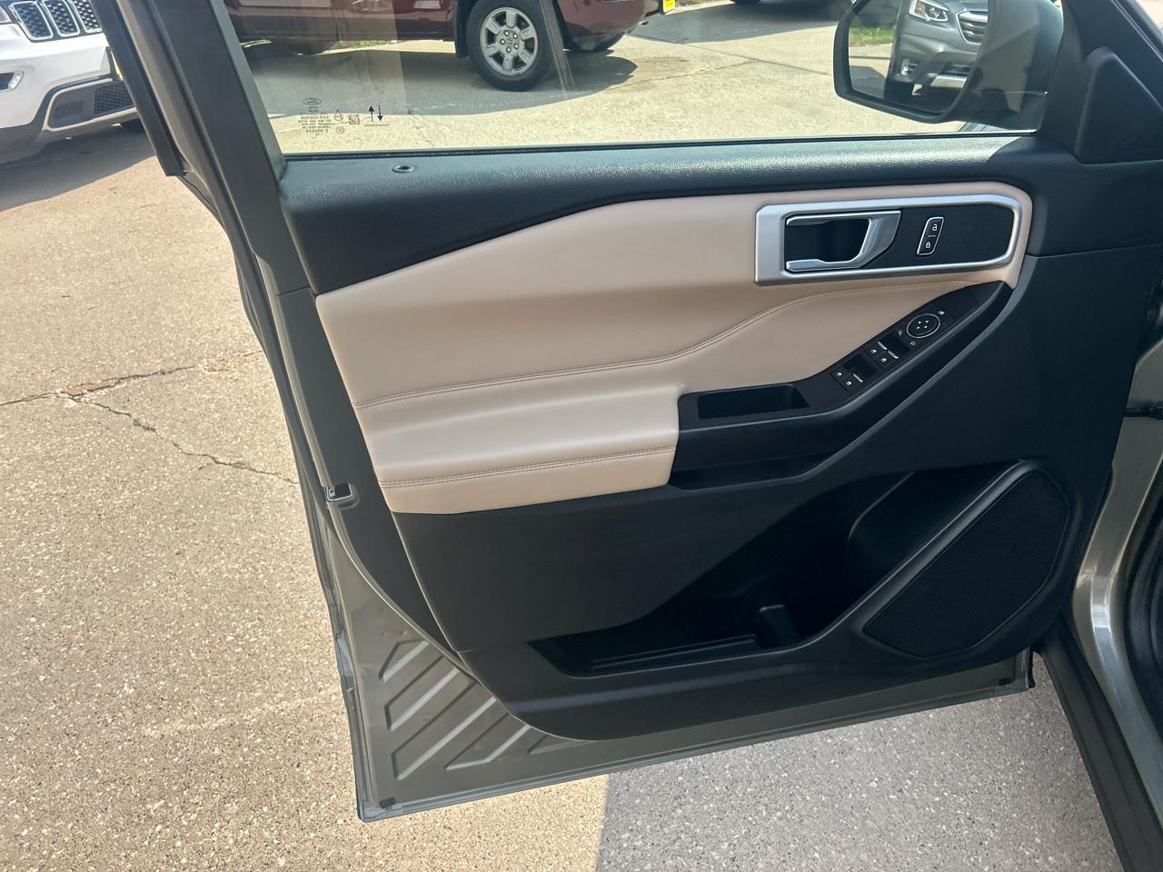 Ford Explorer XLT 4D SUV 4WD 2020