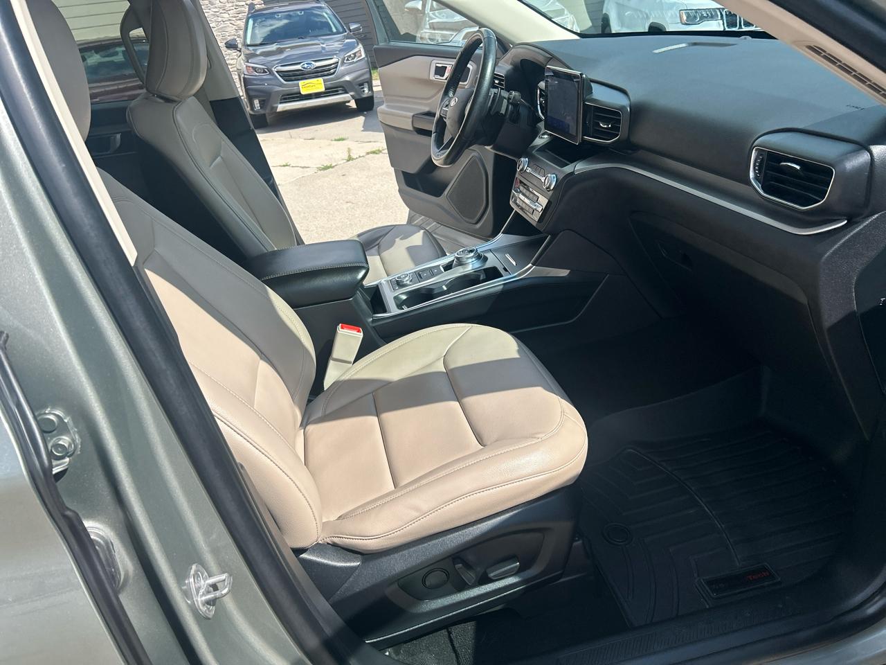 Ford Explorer XLT 4D SUV 4WD 2020