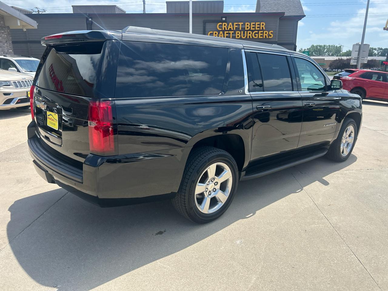Chevrolet Suburban 4WD 4dr 1500 LT 2017